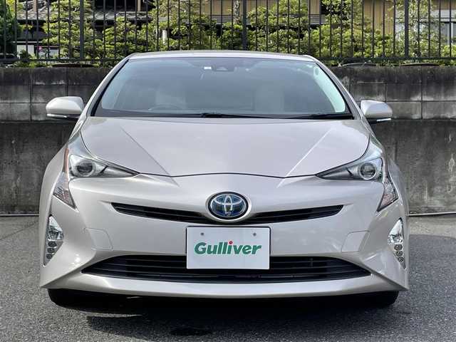 トヨタ プリウス S ツーリングセレクション 埼玉県 2016(平28)年 3.1万km スティールブロンドM ワンオーナー車/セーフティセンス/レザーシート/前席シートヒーター/純正９型ナビTV/バックカメラ/ビルトインETC/LEDヘッドライト/純正17インチAW/クリアランスソナー/レーダークルーズコントロール/衝突軽減ブレーキ/プッシュスタート/スマートキー/走行３０５２８キロ/保証書付整備手帳/取扱説明書