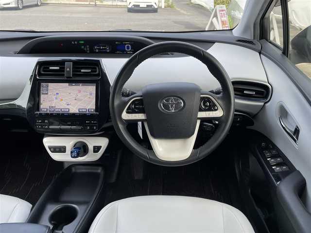 トヨタ プリウス S ツーリングセレクション 埼玉県 2016(平28)年 3.1万km スティールブロンドM ワンオーナー車/セーフティセンス/レザーシート/前席シートヒーター/純正９型ナビTV/バックカメラ/ビルトインETC/LEDヘッドライト/純正17インチAW/クリアランスソナー/レーダークルーズコントロール/衝突軽減ブレーキ/プッシュスタート/スマートキー/走行３０５２８キロ/保証書付整備手帳/取扱説明書