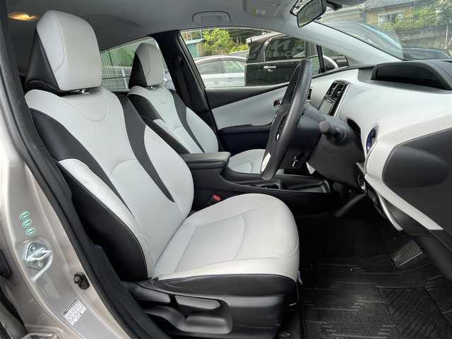 トヨタ プリウス S ツーリングセレクション 埼玉県 2016(平28)年 3.1万km スティールブロンドM ワンオーナー車/セーフティセンス/レザーシート/前席シートヒーター/純正９型ナビTV/バックカメラ/ビルトインETC/LEDヘッドライト/純正17インチAW/クリアランスソナー/レーダークルーズコントロール/衝突軽減ブレーキ/プッシュスタート/スマートキー/走行３０５２８キロ/保証書付整備手帳/取扱説明書