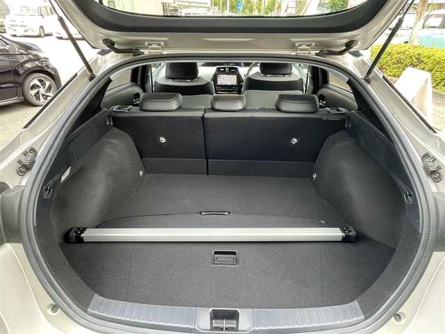 トヨタ プリウス S ツーリングセレクション 埼玉県 2016(平28)年 3.1万km スティールブロンドM ワンオーナー車/セーフティセンス/レザーシート/前席シートヒーター/純正９型ナビTV/バックカメラ/ビルトインETC/LEDヘッドライト/純正17インチAW/クリアランスソナー/レーダークルーズコントロール/衝突軽減ブレーキ/プッシュスタート/スマートキー/走行３０５２８キロ/保証書付整備手帳/取扱説明書