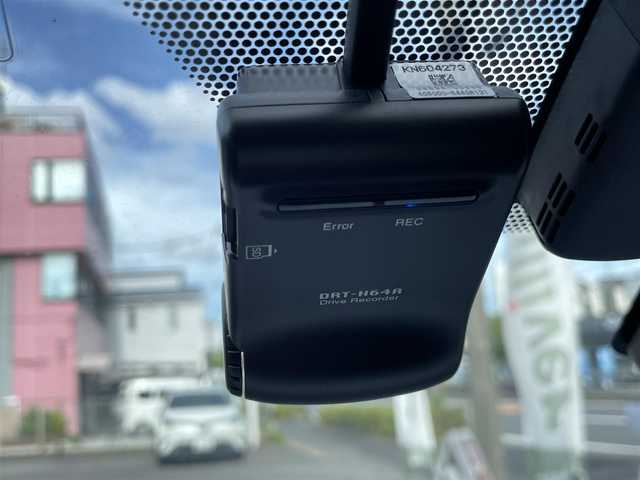 トヨタ プリウス S ツーリングセレクション 埼玉県 2016(平28)年 3.1万km スティールブロンドM ワンオーナー車/セーフティセンス/レザーシート/前席シートヒーター/純正９型ナビTV/バックカメラ/ビルトインETC/LEDヘッドライト/純正17インチAW/クリアランスソナー/レーダークルーズコントロール/衝突軽減ブレーキ/プッシュスタート/スマートキー/走行３０５２８キロ/保証書付整備手帳/取扱説明書