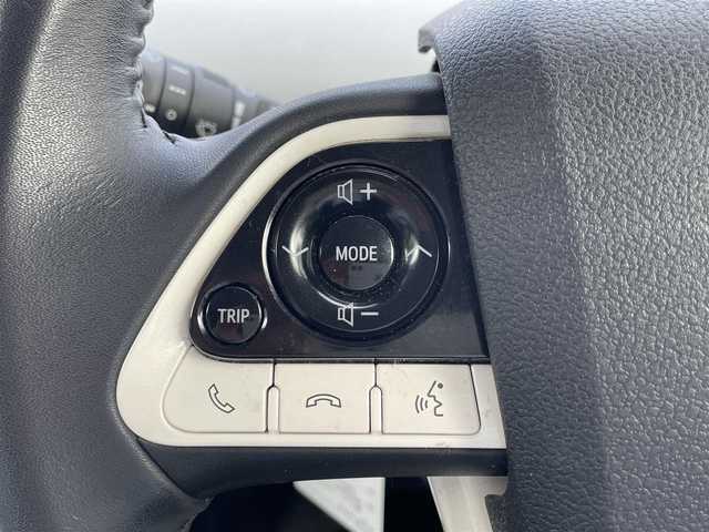 トヨタ プリウス S ツーリングセレクション 埼玉県 2016(平28)年 3.1万km スティールブロンドM ワンオーナー車/セーフティセンス/レザーシート/前席シートヒーター/純正９型ナビTV/バックカメラ/ビルトインETC/LEDヘッドライト/純正17インチAW/クリアランスソナー/レーダークルーズコントロール/衝突軽減ブレーキ/プッシュスタート/スマートキー/走行３０５２８キロ/保証書付整備手帳/取扱説明書