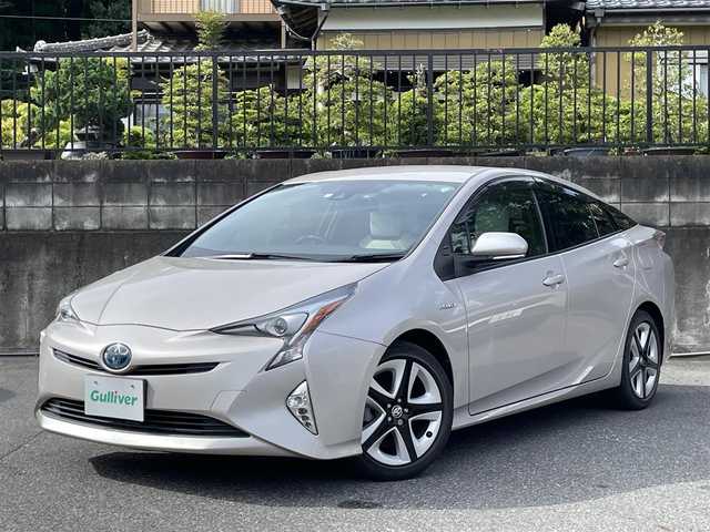 トヨタ プリウス S ツーリングセレクション 埼玉県 2016(平28)年 3.1万km スティールブロンドM ワンオーナー車/セーフティセンス/レザーシート/前席シートヒーター/純正９型ナビTV/バックカメラ/ビルトインETC/LEDヘッドライト/純正17インチAW/クリアランスソナー/レーダークルーズコントロール/衝突軽減ブレーキ/プッシュスタート/スマートキー/走行３０５２８キロ/保証書付整備手帳/取扱説明書