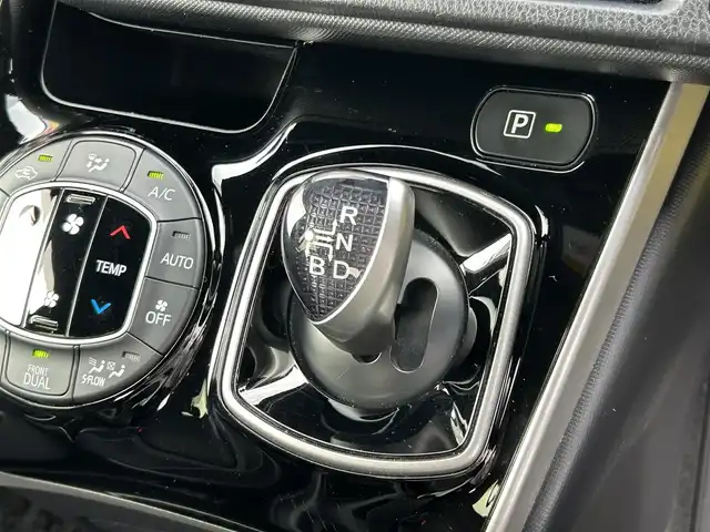 トヨタ ヴォクシー ハイブリッド ZS 煌Ⅱ 和歌山県 2019(令1)年 6.2万km ブラック 純正ナビ（NSZT-Y68T）/フルセグTV/（BT/CD/DVD）/バックカメラ/横滑り防止/衝突被害軽減ブレーキ/レーンキープアシスト/クルーズコントロール/オートライト/前後コーナーセンサー/フリップダウンモニター/前方ドラレコ/ビルトインETC/両側パワスラ/前席シートヒーター/LEDヘッドライト/フォグランプ/ステアリングリモコン/ステアリングヒーター/純正16インチアルミ/純正フロアマット