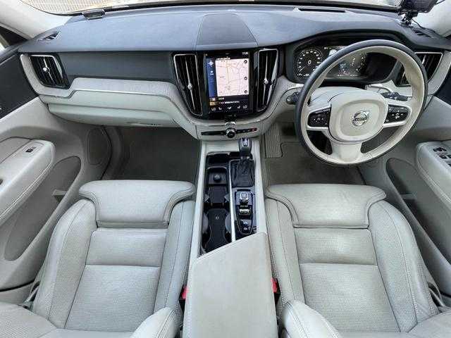 ボルボ ＸＣ６０ 埼玉県 2018(平30)年 5万km グレー 黒ハーフレザーシート　/サンルーフ　/純正ナビ　/Ａｐｐｌｅ　Ｃａｒ　Ｐｌａｙ　/３６０度カメラ　/アダプティブクルーズコントロール　/シートヒーター　/マッサージシート　/ブラインドスポットモニター　/３列シート
