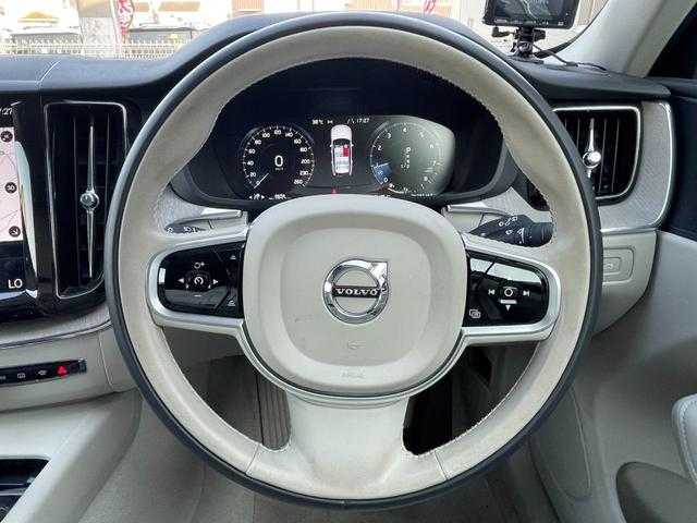 ボルボ ＸＣ６０ 埼玉県 2018(平30)年 5万km グレー 黒ハーフレザーシート　/サンルーフ　/純正ナビ　/Ａｐｐｌｅ　Ｃａｒ　Ｐｌａｙ　/３６０度カメラ　/アダプティブクルーズコントロール　/シートヒーター　/マッサージシート　/ブラインドスポットモニター　/３列シート