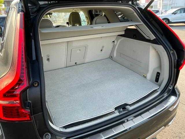 ボルボ ＸＣ６０ 埼玉県 2018(平30)年 5万km グレー 黒ハーフレザーシート　/サンルーフ　/純正ナビ　/Ａｐｐｌｅ　Ｃａｒ　Ｐｌａｙ　/３６０度カメラ　/アダプティブクルーズコントロール　/シートヒーター　/マッサージシート　/ブラインドスポットモニター　/３列シート