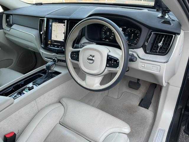 ボルボ ＸＣ６０ 埼玉県 2018(平30)年 5万km グレー 黒ハーフレザーシート　/サンルーフ　/純正ナビ　/Ａｐｐｌｅ　Ｃａｒ　Ｐｌａｙ　/３６０度カメラ　/アダプティブクルーズコントロール　/シートヒーター　/マッサージシート　/ブラインドスポットモニター　/３列シート