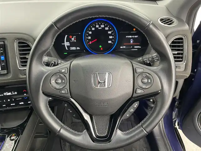 ホンダ ヴェゼル ハイブリッド RS ホンダセンシング 富山県 2016(平28)年 3.3万km モルフォブルーP 純正ナビ(AM/FM/CD/DVD/BT/USB)/ワンセグTV/バックカメラ/レーダークルーズコントロール/レーンキープアシスト/衝突軽減装置/アイドリングストップ/オートブレーキホールド/ETC/盗難防止装置/横滑り防止装置/LEDヘッドライト/革巻きステアリング/ハーフレザーシート/パドルシフト/オートライト/フォグランプ/純正AW/純正フロアマット/革巻きステアリング/スマートキー/スペアキー1本/プッシュスタート/取扱説明書