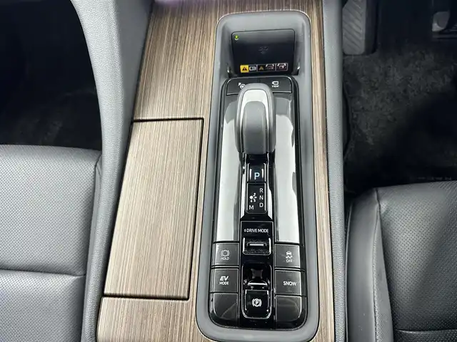 トヨタ クラウン Z 愛知県 2025(令7)年 0.6万km 黒 ディスプレイオーディオ　/全方位カメラ　/リラクゼーション　/全席シートヒーター　/黒革　/置くだけ充電/デジタルミラー　/Ｗエアコン/ＨＵＤ　/ＢＳＭ　/ＥＴＣ２．０　/タイプＣ　/パドルシフト　/クルコン　/電動リアゲート　/ステアヒーター