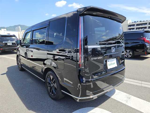 ホンダ ステップワゴン スパーダ eHEV 香川県 2022(令4)年 3.9万km クリスタルブラックパール ワンオーナー/純正11.4型ナビ/　(Bluetooth/CD/DVD)/フルセグTV/両側パワースライドドア/バックカメラ/ビルトインETC/渋滞追従機能付アダプティブクルコン/ソナーセンサー/ホンダセンシング/・衝突軽減ブレーキ/・近距離衝突軽減ブレーキ/・前後誤発進抑制機能/・歩行者事故低減ステアリング/・車線維持支援システム/・トラフィックジャムアシスト/・先行車発進お知らせ機能/・標識認識機能/・オートハイビーム/・ブラインドスポットインフォメーション/LEDヘッドランプ/デュアルオートエアコン/本革巻きステアリング/減速セレクター/合皮/撥水ファブリックコンビシート/前席シートヒーター/2列目キャプテンシート/　(オットマン/両側アームレスト付)/純正16インチアルミホイール/スマートキーシステム/禁煙車