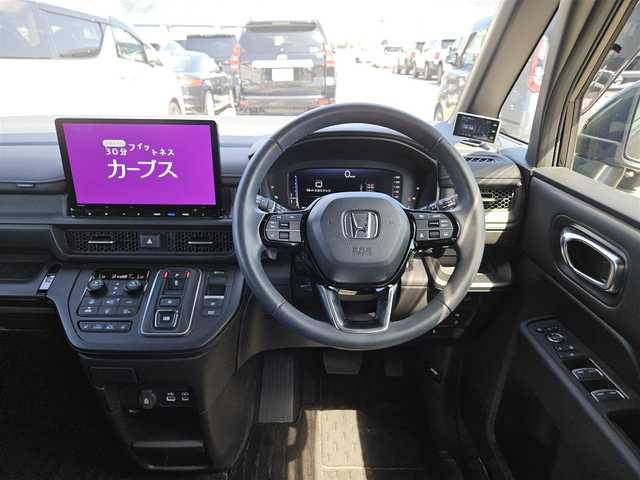 ホンダ ステップワゴン スパーダ eHEV 香川県 2022(令4)年 3.9万km クリスタルブラックパール ワンオーナー/純正11.4型ナビ/　(Bluetooth/CD/DVD)/フルセグTV/両側パワースライドドア/バックカメラ/ビルトインETC/渋滞追従機能付アダプティブクルコン/ソナーセンサー/ホンダセンシング/・衝突軽減ブレーキ/・近距離衝突軽減ブレーキ/・前後誤発進抑制機能/・歩行者事故低減ステアリング/・車線維持支援システム/・トラフィックジャムアシスト/・先行車発進お知らせ機能/・標識認識機能/・オートハイビーム/・ブラインドスポットインフォメーション/LEDヘッドランプ/デュアルオートエアコン/本革巻きステアリング/減速セレクター/合皮/撥水ファブリックコンビシート/前席シートヒーター/2列目キャプテンシート/　(オットマン/両側アームレスト付)/純正16インチアルミホイール/スマートキーシステム/禁煙車