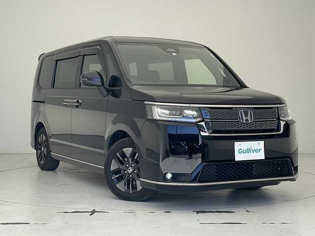 ホンダ ステップワゴン スパーダ eHEV 沖縄県 2022(令4)年 3.9万km クリスタルブラックパール ワンオーナー/純正11.4型ナビ/　(Bluetooth/CD/DVD)/フルセグTV/両側パワースライドドア/バックカメラ/ビルトインETC/渋滞追従機能付アダプティブクルコン/ソナーセンサー/ホンダセンシング/衝突軽減ブレーキ/近距離衝突軽減ブレーキ/前後誤発進抑制機能/歩行者事故低減ステアリング/車線維持支援システム/トラフィックジャムアシスト/先行車発進お知らせ機能/標識認識機能/オートハイビーム/ブラインドスポットインフォメーション/LEDヘッドランプ/デュアルオートエアコン/本革巻きステアリング/減速セレクター/合皮/撥水ファブリックコンビシート/前席シートヒーター/2列目キャプテンシート/　(オットマン/両側アームレスト付)/純正16インチアルミホイール/スマートキーシステム