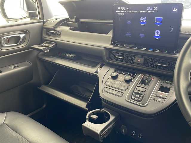 ホンダ ステップワゴン スパーダ eHEV 沖縄県 2022(令4)年 3.9万km クリスタルブラックパール ワンオーナー/純正11.4型ナビ/　(Bluetooth/CD/DVD)/フルセグTV/両側パワースライドドア/バックカメラ/ビルトインETC/渋滞追従機能付アダプティブクルコン/ソナーセンサー/ホンダセンシング/衝突軽減ブレーキ/近距離衝突軽減ブレーキ/前後誤発進抑制機能/歩行者事故低減ステアリング/車線維持支援システム/トラフィックジャムアシスト/先行車発進お知らせ機能/標識認識機能/オートハイビーム/ブラインドスポットインフォメーション/LEDヘッドランプ/デュアルオートエアコン/本革巻きステアリング/減速セレクター/合皮/撥水ファブリックコンビシート/前席シートヒーター/2列目キャプテンシート/　(オットマン/両側アームレスト付)/純正16インチアルミホイール/スマートキーシステム