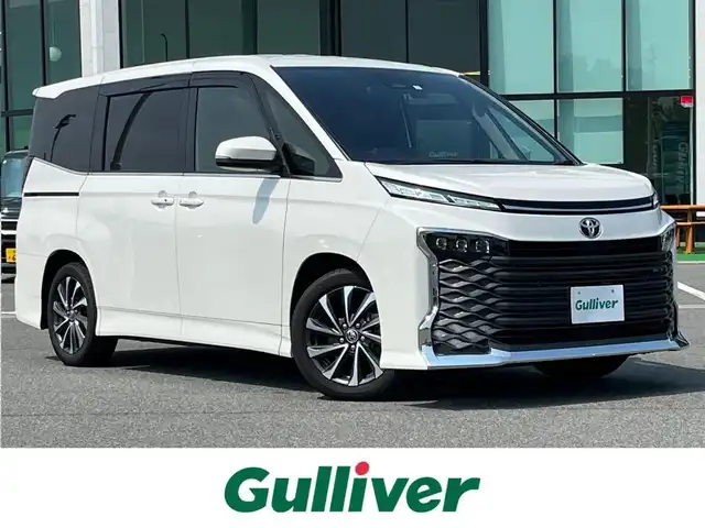 トヨタ ヴォクシー S－Z 奈良県 2023(令5)年 1.6万km ホワイトパールクリスタルシャイン 純正１０．５インチナビ　/フルセグＴＶ　/BT/CD/DVD/HDMI/１４インチフリップダウンモニター　/ＥＴＣ２．０　/バックカメラ　/前後ドライブレコーダー　/両側パワースライドドア　/３眼ＬＥＤヘッドライト　/シートヒーター　/スマートキー/追従型クルーズコントロール/前後コーナーセンサー/BSM/AUTOHOLD/純正17インチアルミホイール/フロアマット