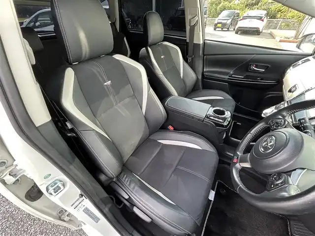 トヨタ プリウス α S ツーリングセレ GRスポーツ 福岡県 2019(平31)年 5.4万km ホワイトパールクリスタルシャイン アルパイン9インチナビ/（AM/FM/CD/DVD/Bluetooth/SD/フルセグ）/バックカメラ/ビルドインETC/LEDヘッドライト/ステアリングスイッチ/GRステアリング/GRシート/GRフロアマット/電動格納ミラー/プッシュスタート/スマートキー/スペアキー/ISOFIX/取扱説明書