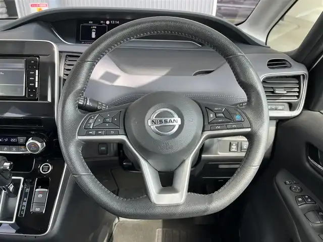 日産 セレナ ハイウェイスター V 愛知県 2020(令2)年 5.8万km ブリリアントホワイトパール ストラーダ7インチナビ/バックカメラ/ドライブレコーダー/ビルトインETC/革巻きステアリング/両側パワースライドドア/ハンズフリーオートスライド/エマージェンシーブレーキ/プロパイロット/車線逸脱警報機能/車線逸脱防止機能/ふらつき警報/ブラインドスポットモニター/ハイビームアシスト/純正LEDヘッドライト/フォグランプ/純正16インチアルミホイール/取扱説明書/保証書