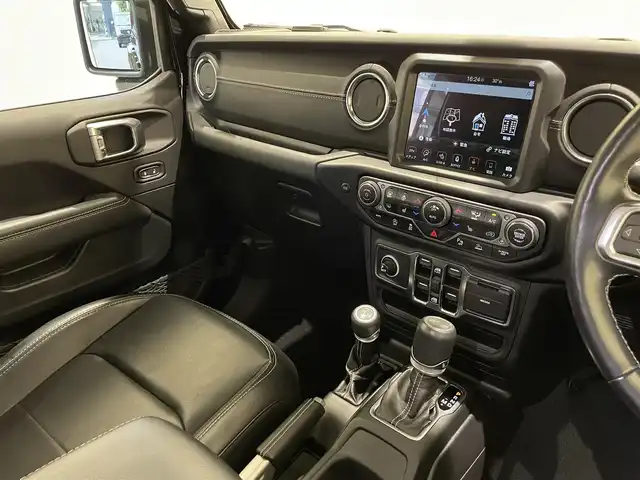クライスラー・ジープ ラングラー アンリミテッド サハラ 福岡県 2021(令3)年 6.1万km ブラック ＡＣＣ　/黒レザーシート　/ナビ　/フルセグＴＶ　/ＣａｒＰｌａｙ　/Ｂｌｕｅｔｏｏｔｈ接続　/Ｂカメラ　/シートヒーター　/ステアリングヒーター　/前後ソナー　/ＬＥＤライト　/衝突軽減Ｂ　/ＢＳＭ　/スマートキー　/ＥＴＣ