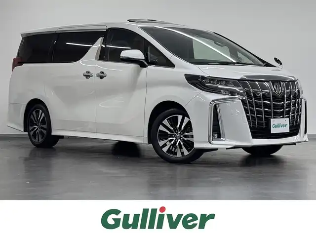 トヨタ アルファード S Cパッケージ 三重県 2022(令4)年 1.3万km ホワイトパールクリスタルシャイン ガソリン/FF/MTモード付インパネCVT/純正 9インチナビ/（AM/FM/HDMI/USB/iPod/USB/Bluetooth/TV/Miracast/AppleCarPlay/AndroidAuto）/12.1インチ 後席モニター V12T-R68C/バックカメラ/両側パワースライドドア/ビルトイン ETC/Toyota Safety Sense/・プリクラッシュセーフティ/・レーントレーシングアシスト/・レーダークルコン/・アダプティブハイビームシステム/・ロードサインアシスト/・パーキングサポートブレーキ（静止物＋後方接近車両）/・【OP】ブラインドスポットモニター＆リヤクロストラフィックオートブレーキ/・先行車発進告知機能/など/装備/・【OP】ツインムーンルーフ/・【OP】デジタルインナーミラー/・合皮シート/・パワーシート（D/N）/・エグゼクティブパワーシート（電動リクライニング＆オットマン（N/2nd））/・パワーバックドア/・シートヒーター、ベンチレーション（D/N）/・ステアリングヒーター/・AC100Vコンセント/・オートライト/・3眼フルLEDヘッドランプ＋フロントフォグランプ/・ステアリングスイッチ/・左右後席独立オートエアコン/など