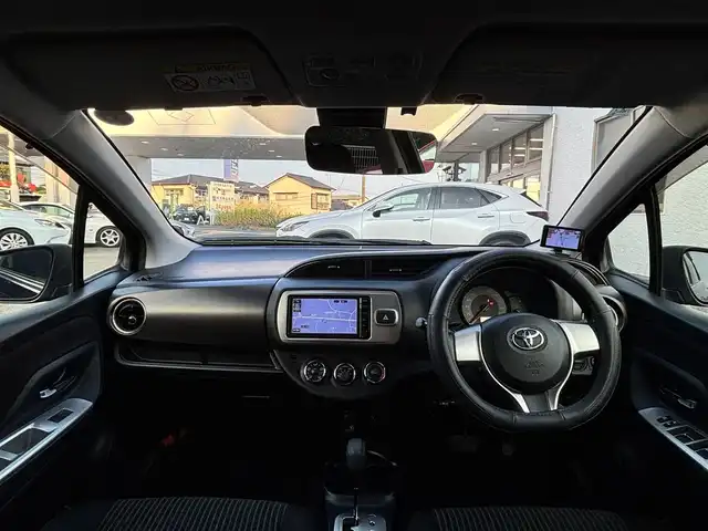 トヨタ ヴィッツ ジュエラ 熊本県 2015(平27)年 4.7万km ボルドーマイカメタリック 純正ナビ（NSCP-W64）/【ワンセグTV/CD/DVD/Bluetooth】/バックカメラ/衝突軽減装置/ETC/電動格納ミラー/純正フロアマット/純正ドアバイザー/横滑り防止/盗難防止装置/保証書/取扱説明書