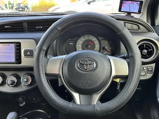 トヨタ ヴィッツ ジュエラ 熊本県 2015(平27)年 4.7万km ボルドーマイカメタリック 純正ナビ（NSCP-W64）/【ワンセグTV/CD/DVD/Bluetooth】/バックカメラ/衝突軽減装置/ETC/電動格納ミラー/純正フロアマット/純正ドアバイザー/横滑り防止/盗難防止装置/保証書/取扱説明書