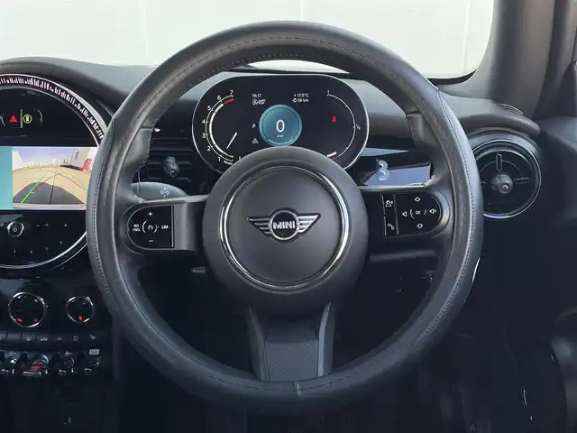 ＭＩＮＩ ＢＭＷ ミニ クーパー ブリックレーンED 東京都 2022(令4)年 0.5万km ホワイト・シルバー コンフォートアクセス/アダプティブクルーズコントロール/純正ドライブレコーダー/純正ナビ/バックカメラ/ミニドライビングモード/ドライビングアシスタントパッケージ/ETC2.0/衝突被害軽減ブレーキ/レーンキープアシスト