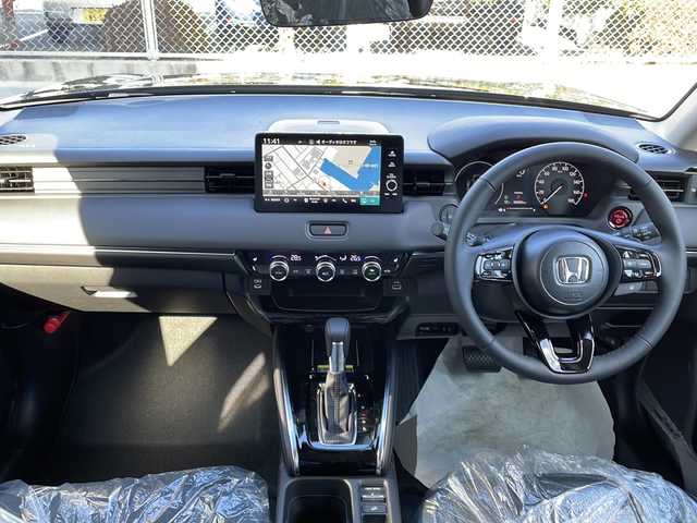 ホンダ ヴェゼル ハイブリッド e:HEV Z 山口県 2025(令7)年 0.1千km クリスタルブラックパール 登録済未使用車/純正メーカーナビ/・Bluetooth接続/・フルセグTV/・apple car play/・android auto/・AM/FM/・USB入力端子/・C端子入力/・バックカメラ/ビルトインETC2.0/Honda SENSING/・衝突軽減ブレーキ/・踏み間違い衝突軽減システム/・急アクセル抑制機能/・路外逸脱抑制機能/・歩行者事故低減ステアリング/・渋滞追従機能付アダプティブクルーズコントロール/・車線維持支援システム/・トラフィックジャムアシスト/・先行車発進お知らせ機能/・標識認識機能/・フロントワイドビューカメラ/・アダプティブドライビングビーム/パドルシフト/パワーバックドア/ワイヤレス充電/ダウンヒルアシストコントロール/スマートキー/プッシュスタート/スペアキー1本/電子パーキング/ハーフレザーシート/シートヒーター/ハンドルヒーター/ウィンカーミラー/純正LED/純正18インチアルミホイール/保証書/取り扱い説明書