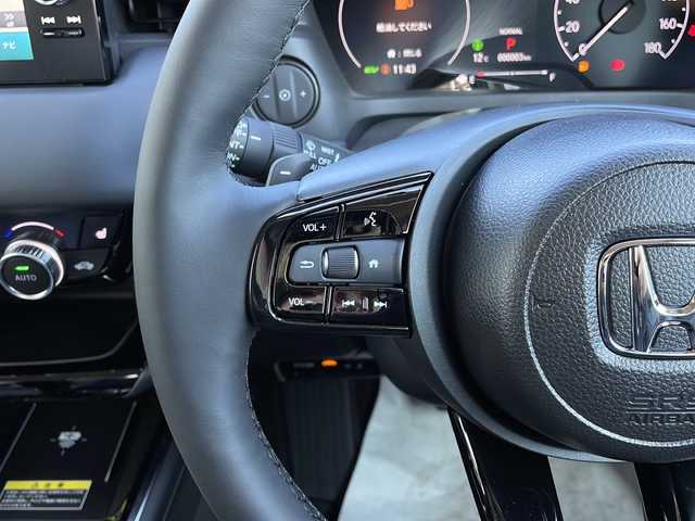 ホンダ ヴェゼル ハイブリッド e:HEV Z 山口県 2025(令7)年 0.1千km クリスタルブラックパール 登録済未使用車/純正メーカーナビ/・Bluetooth接続/・フルセグTV/・apple car play/・android auto/・AM/FM/・USB入力端子/・C端子入力/・バックカメラ/ビルトインETC2.0/Honda SENSING/・衝突軽減ブレーキ/・踏み間違い衝突軽減システム/・急アクセル抑制機能/・路外逸脱抑制機能/・歩行者事故低減ステアリング/・渋滞追従機能付アダプティブクルーズコントロール/・車線維持支援システム/・トラフィックジャムアシスト/・先行車発進お知らせ機能/・標識認識機能/・フロントワイドビューカメラ/・アダプティブドライビングビーム/パドルシフト/パワーバックドア/ワイヤレス充電/ダウンヒルアシストコントロール/スマートキー/プッシュスタート/スペアキー1本/電子パーキング/ハーフレザーシート/シートヒーター/ハンドルヒーター/ウィンカーミラー/純正LED/純正18インチアルミホイール/保証書/取り扱い説明書