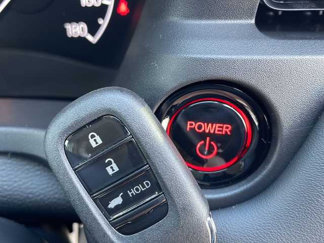 ホンダ ヴェゼル ハイブリッド e:HEV Z 山口県 2025(令7)年 0.1千km クリスタルブラックパール 登録済未使用車/純正メーカーナビ/・Bluetooth接続/・フルセグTV/・apple car play/・android auto/・AM/FM/・USB入力端子/・C端子入力/・バックカメラ/ビルトインETC2.0/Honda SENSING/・衝突軽減ブレーキ/・踏み間違い衝突軽減システム/・急アクセル抑制機能/・路外逸脱抑制機能/・歩行者事故低減ステアリング/・渋滞追従機能付アダプティブクルーズコントロール/・車線維持支援システム/・トラフィックジャムアシスト/・先行車発進お知らせ機能/・標識認識機能/・フロントワイドビューカメラ/・アダプティブドライビングビーム/パドルシフト/パワーバックドア/ワイヤレス充電/ダウンヒルアシストコントロール/スマートキー/プッシュスタート/スペアキー1本/電子パーキング/ハーフレザーシート/シートヒーター/ハンドルヒーター/ウィンカーミラー/純正LED/純正18インチアルミホイール/保証書/取り扱い説明書