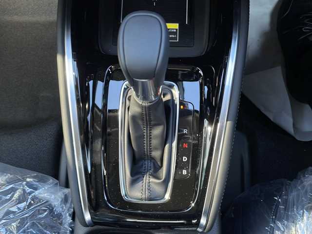 ホンダ ヴェゼル ハイブリッド e:HEV Z 山口県 2025(令7)年 0.1千km クリスタルブラックパール 登録済未使用車/純正メーカーナビ/・Bluetooth接続/・フルセグTV/・apple car play/・android auto/・AM/FM/・USB入力端子/・C端子入力/・バックカメラ/ビルトインETC2.0/Honda SENSING/・衝突軽減ブレーキ/・踏み間違い衝突軽減システム/・急アクセル抑制機能/・路外逸脱抑制機能/・歩行者事故低減ステアリング/・渋滞追従機能付アダプティブクルーズコントロール/・車線維持支援システム/・トラフィックジャムアシスト/・先行車発進お知らせ機能/・標識認識機能/・フロントワイドビューカメラ/・アダプティブドライビングビーム/パドルシフト/パワーバックドア/ワイヤレス充電/ダウンヒルアシストコントロール/スマートキー/プッシュスタート/スペアキー1本/電子パーキング/ハーフレザーシート/シートヒーター/ハンドルヒーター/ウィンカーミラー/純正LED/純正18インチアルミホイール/保証書/取り扱い説明書