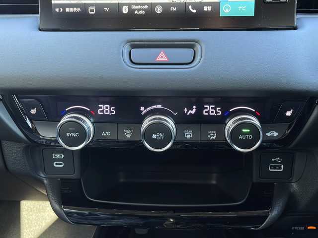 ホンダ ヴェゼル ハイブリッド e:HEV Z 山口県 2025(令7)年 0.1千km クリスタルブラックパール 登録済未使用車/純正メーカーナビ/・Bluetooth接続/・フルセグTV/・apple car play/・android auto/・AM/FM/・USB入力端子/・C端子入力/・バックカメラ/ビルトインETC2.0/Honda SENSING/・衝突軽減ブレーキ/・踏み間違い衝突軽減システム/・急アクセル抑制機能/・路外逸脱抑制機能/・歩行者事故低減ステアリング/・渋滞追従機能付アダプティブクルーズコントロール/・車線維持支援システム/・トラフィックジャムアシスト/・先行車発進お知らせ機能/・標識認識機能/・フロントワイドビューカメラ/・アダプティブドライビングビーム/パドルシフト/パワーバックドア/ワイヤレス充電/ダウンヒルアシストコントロール/スマートキー/プッシュスタート/スペアキー1本/電子パーキング/ハーフレザーシート/シートヒーター/ハンドルヒーター/ウィンカーミラー/純正LED/純正18インチアルミホイール/保証書/取り扱い説明書