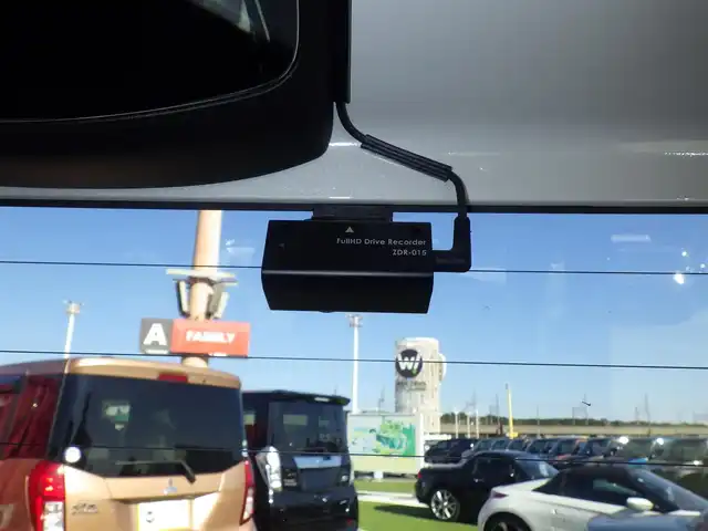 スズキ スペーシア カスタム HYBRID XS ターボ 千葉県 2019(平31)年 5.5万km ピュアホワイトP レーダーブレーキサポート/アイドリングストップ/クルーズコントロール/ヘッドアップディスプレイ/両側パワースライドドア/社外SDナビ/地デジTV/【DVD/CD再生機能　Bluetooth接続】/全方位モニター/ドライブレコーダー（前後撮影）/革巻きステアリング/パドルシフト/ETC/LEDヘッドライト/フォグライト/ウインカーミラー/リアコーナーセンサー/純正15インチアルミホイル/サイド/カーテンエアバッグ/携帯リモコン