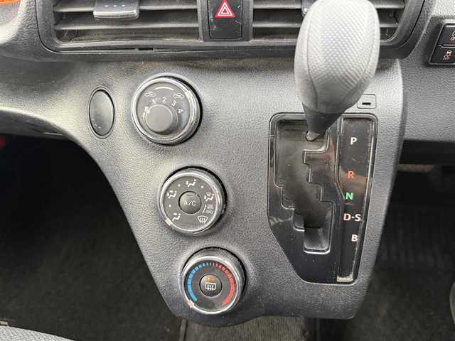 トヨタ シエンタ X 愛知県 2018(平30)年 12万km グリーンマイカM 純正7インチナビ/CD・DVD再生/Bluetooth/TV/バックカメラ/片側パワースライドドア/ステアスイッチ/ドアバイザー/横滑り防止/アイドリングストップ/純正フロアマット/電格ミラー/プッシュスタート/スマートキー