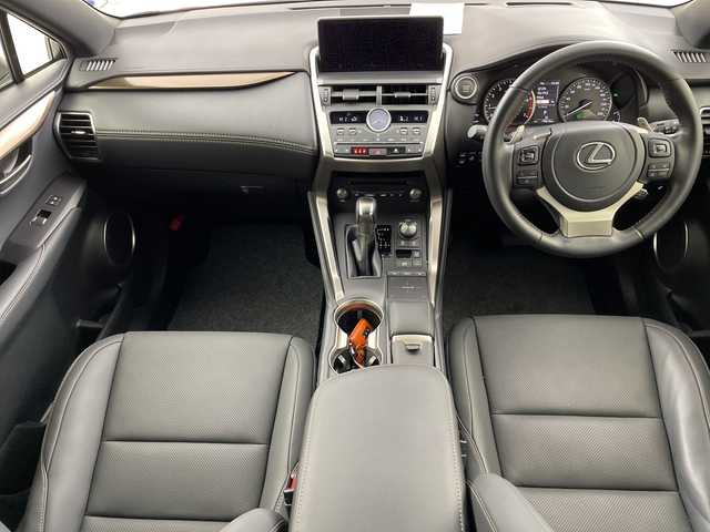 レクサス ＮＸ 300 スパイス&シック 熊本県 2021(令3)年 2万km ソニッククォーツ サンルーフ/純正ナビ/・フルセグTV/CD/DVD/SD/Bluetooth/AUX/USB/・全方位カメラ/レクサスセーフティシステム/・プリクラッシュセーフティ/・レーントレーシングアシスト/・パーキングサポートブレーキ/・ロードサインアシスト/・クリアランスソナー/・オートマチックハイビーム/ブラインドスポットモニター/ヘッドアップディスプレイ/レーダークルーズコントロール/黒革シート/・D席メモリシート/・D/Nパワーシート/・D/Nシートヒーター/・D/Nシートクーラー/パドルシフト/ステアリングヒーター/前後ドライブレコーダー/パワーバックドア/ビルトインETC/三眼LEDヘッドライト/オートライト/電動パーキング/オートホールド