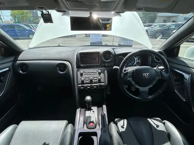 日産 ＧＴ－Ｒ ピュアエディション 静岡県 2011(平23)年 4.5万km ブリリアントホワイトパール 社外ファンモーター/サクションパイプ/ダウンパイプ　HKSストレート/社外ヘッドライト　VALENTI/サクションキット　HKS/エンジンスタートボタン/パワーステアリング/パワーウィンドウ/取扱説明書/4WD/スマートキー/オートエアコン/純正ナビ（CD.BT.フルセグ）/USB入力端子/純正ETC/レザーシート/ドライブレコーダー前後/純正フロアマット/純正アルミホイール/ABS/横滑り防止装置/盗難防止装置/オートライト/Wエアバック