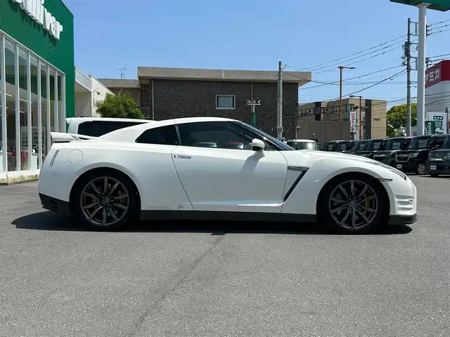 日産 ＧＴ－Ｒ ピュアエディション 静岡県 2011(平23)年 4.5万km ブリリアントホワイトパール 社外ファンモーター/サクションパイプ/ダウンパイプ　HKSストレート/社外ヘッドライト　VALENTI/サクションキット　HKS/エンジンスタートボタン/パワーステアリング/パワーウィンドウ/取扱説明書/4WD/スマートキー/オートエアコン/純正ナビ（CD.BT.フルセグ）/USB入力端子/純正ETC/レザーシート/ドライブレコーダー前後/純正フロアマット/純正アルミホイール/ABS/横滑り防止装置/盗難防止装置/オートライト/Wエアバック