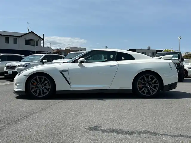 日産 ＧＴ－Ｒ ピュアエディション 静岡県 2011(平23)年 4.5万km ブリリアントホワイトパール 社外ファンモーター/サクションパイプ/ダウンパイプ　HKSストレート/社外ヘッドライト　VALENTI/サクションキット　HKS/エンジンスタートボタン/パワーステアリング/パワーウィンドウ/取扱説明書/4WD/スマートキー/オートエアコン/純正ナビ（CD.BT.フルセグ）/USB入力端子/純正ETC/レザーシート/ドライブレコーダー前後/純正フロアマット/純正アルミホイール/ABS/横滑り防止装置/盗難防止装置/オートライト/Wエアバック