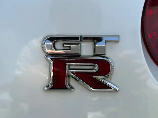 日産 ＧＴ－Ｒ ピュアエディション 静岡県 2011(平23)年 4.5万km ブリリアントホワイトパール 社外ファンモーター/サクションパイプ/ダウンパイプ　HKSストレート/社外ヘッドライト　VALENTI/サクションキット　HKS/エンジンスタートボタン/パワーステアリング/パワーウィンドウ/取扱説明書/4WD/スマートキー/オートエアコン/純正ナビ（CD.BT.フルセグ）/USB入力端子/純正ETC/レザーシート/ドライブレコーダー前後/純正フロアマット/純正アルミホイール/ABS/横滑り防止装置/盗難防止装置/オートライト/Wエアバック