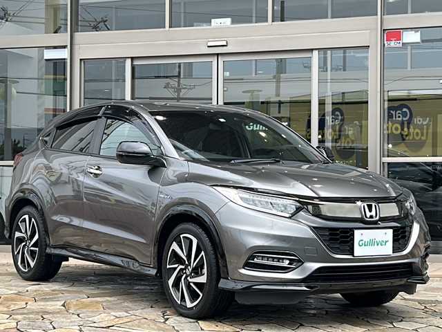 ホンダ ヴェゼル ハイブリッド RS ホンダセンシング 静岡県 2020(令2)年 3万km スーパープラチナグレーメタリック 純正ナビ/・CD/DVD/・FM/AM/・フルセグTV/・SD/・MusicRack/・Bluetooth/主要装備/・バックカメラ/・ホンダセンシング/・ＥＴＣ/・追従クルコン/・サイドカーテンエアバッグ/・ウルトラスエードコンビシート/・運転席＋助手席シートヒーター/・純正１８インチアルミ/・ＬＥＤヘッドライト・フォグランプ/・コンフォートビューパッケージ/・前後ドラレコドアバイザー