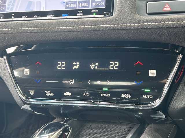 ホンダ ヴェゼル ハイブリッド RS ホンダセンシング 静岡県 2020(令2)年 3万km スーパープラチナグレーメタリック 純正ナビ/・CD/DVD/・FM/AM/・フルセグTV/・SD/・MusicRack/・Bluetooth/主要装備/・バックカメラ/・ホンダセンシング/・ＥＴＣ/・追従クルコン/・サイドカーテンエアバッグ/・ウルトラスエードコンビシート/・運転席＋助手席シートヒーター/・純正１８インチアルミ/・ＬＥＤヘッドライト・フォグランプ/・コンフォートビューパッケージ/・前後ドラレコドアバイザー