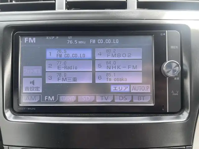 トヨタ プリウス α G 三重県 2012(平24)年 6.1万km ブラック 純正ナビ（Bluetooth/地デジTV/CD/DVD/AM/FM/SD）/バックカメラ/ビルトインETC/クルーズコントロール/LEDヘッドランプ/オートライト/ステアリングスイッチ/ドアバイザー/後席スライド機能/シートリフター（運転席）/オーバーヘッドコンソール/ポップアップ式ヘッドランプクリーナー/植毛ピラーガーニッシュ/シルバー加飾付革巻きステアリングホイール/アクア縦基調柄入ファブリックシート/スマートエントリー/スタートシステム（前席/バックドア）/スペアキー