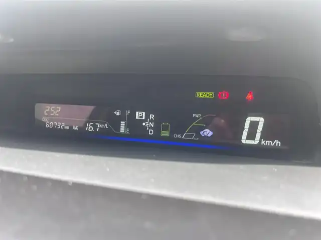 トヨタ プリウス α G 三重県 2012(平24)年 6.1万km ブラック 純正ナビ（Bluetooth/地デジTV/CD/DVD/AM/FM/SD）/バックカメラ/ビルトインETC/クルーズコントロール/LEDヘッドランプ/オートライト/ステアリングスイッチ/ドアバイザー/後席スライド機能/シートリフター（運転席）/オーバーヘッドコンソール/ポップアップ式ヘッドランプクリーナー/植毛ピラーガーニッシュ/シルバー加飾付革巻きステアリングホイール/アクア縦基調柄入ファブリックシート/スマートエントリー/スタートシステム（前席/バックドア）/スペアキー