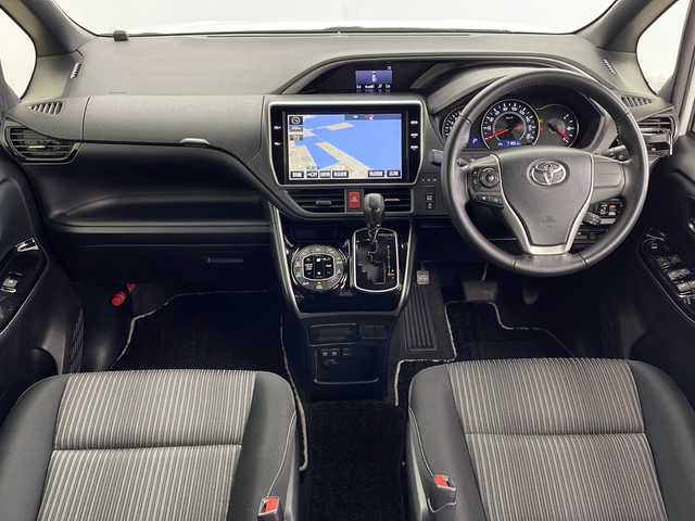 トヨタ ヴォクシー ZS 煌 鹿児島県 2018(平30)年 7.2万km ホワイトパールクリスタルシャイン Toyota Safety Sense/純正10型ナビ/Bluetooth HDMI DVD/フルセグTV/バックカメラ/純正12.1型フリップダウンモニター/両側電動スライドドア/クルーズコントロール/前方ドライブレコーダー/ビルトインETC2.0/レーンキープアシスト /プリクラッシュセーフティ/前後コーナーセンサー/LEDヘッドライト/フォグライト /オートライトコントロール/オートハイビーム /社外17インチアルミホイール/純正フロアマット/スマートキー/エンジンプッシュスタート/保証書