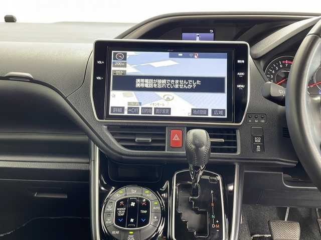 トヨタ ヴォクシー ZS 煌 鹿児島県 2018(平30)年 7.2万km ホワイトパールクリスタルシャイン Toyota Safety Sense/純正10型ナビ/Bluetooth HDMI DVD/フルセグTV/バックカメラ/純正12.1型フリップダウンモニター/両側電動スライドドア/クルーズコントロール/前方ドライブレコーダー/ビルトインETC2.0/レーンキープアシスト /プリクラッシュセーフティ/前後コーナーセンサー/LEDヘッドライト/フォグライト /オートライトコントロール/オートハイビーム /社外17インチアルミホイール/純正フロアマット/スマートキー/エンジンプッシュスタート/保証書