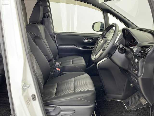 トヨタ ヴォクシー ZS 煌 鹿児島県 2018(平30)年 7.2万km ホワイトパールクリスタルシャイン Toyota Safety Sense/純正10型ナビ/Bluetooth HDMI DVD/フルセグTV/バックカメラ/純正12.1型フリップダウンモニター/両側電動スライドドア/クルーズコントロール/前方ドライブレコーダー/ビルトインETC2.0/レーンキープアシスト /プリクラッシュセーフティ/前後コーナーセンサー/LEDヘッドライト/フォグライト /オートライトコントロール/オートハイビーム /社外17インチアルミホイール/純正フロアマット/スマートキー/エンジンプッシュスタート/保証書