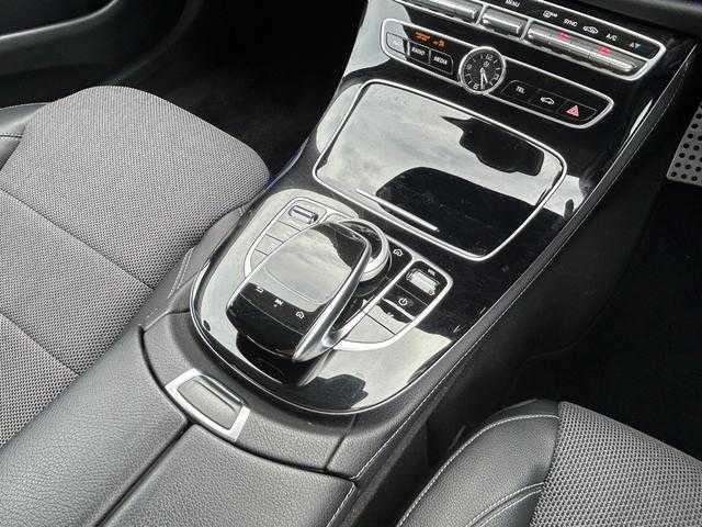メルセデス・ベンツ Ｅ２２０ｄ アバンギャルド 埼玉県 2017(平29)年 5.5万km ポーラホワイト レーダーセーフティパッケージ　/純正ナビゲーションシステム　/前席シートヒーター　/パワーテールゲート　/アラウンドビューカメラ　/地上デジタル放送　/純正アルミホイール　/ＬＥＤヘッドライト　/ＥＴＣ