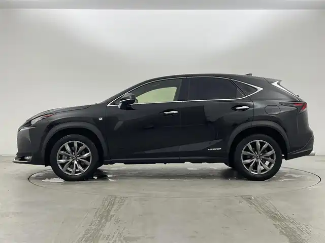 レクサス ＮＸ 300h Fスポーツ 群馬県 2015(平27)年 9.8万km スターライトブラックガラスフレーク ムーンルーフ/三眼LEDヘッドライト/・オートマチックハイビーム/クリアランスソナー/バックソナー/パワーバックドア/――――――――――――――――/純正7インチナビ/（フルセグTV/BT/CD/DVD/USB/SD/AUX）/バックカメラ/ビルトインETC/社外前後ドライブレコーダー/クルーズコントロール/ステアリングヒーター/D/N席シートヒーター/シートベンチレーション/D/N席パワーシート/D席メモリーパワーシート/パドルシフト/プッシュスタート/純正18インチアルミホイール