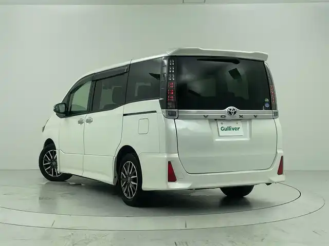 トヨタ ヴォクシー ZS 煌Ⅱ 大阪府 2016(平28)年 6.3万km ホワイトパールクリスタルシャイン トヨタセーフティセンス/・プリクラッシュセーフティ/・レーンキープアシスト/・オートマチックハイビーム/純正9型ナビ/　　CD/DVD/BT/TV/純正フリップダウンモニター/バックカメラ/両側パワースライドドア/LEDヘッドライト/フロントフォグランプ/革巻きステアリング/純正16インチアルミホイール/純正フロアマット/純正ビルトインETC/アイドリングストップ/プッシュスタート/スマートキー