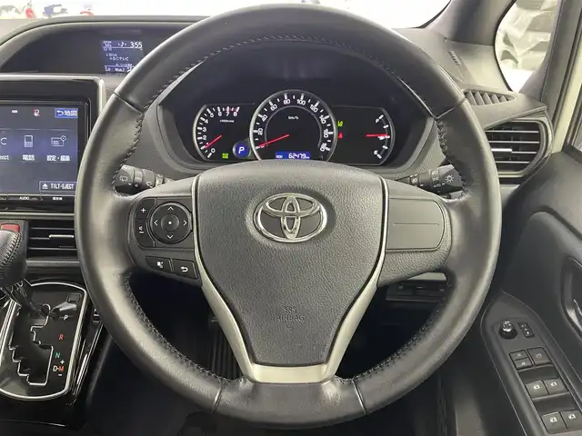 トヨタ ヴォクシー ZS 煌Ⅱ 大阪府 2016(平28)年 6.3万km ホワイトパールクリスタルシャイン トヨタセーフティセンス/・プリクラッシュセーフティ/・レーンキープアシスト/・オートマチックハイビーム/純正9型ナビ/　　CD/DVD/BT/TV/純正フリップダウンモニター/バックカメラ/両側パワースライドドア/LEDヘッドライト/フロントフォグランプ/革巻きステアリング/純正16インチアルミホイール/純正フロアマット/純正ビルトインETC/アイドリングストップ/プッシュスタート/スマートキー