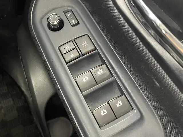 トヨタ ヴォクシー ZS 煌Ⅱ 大阪府 2016(平28)年 6.3万km ホワイトパールクリスタルシャイン トヨタセーフティセンス/・プリクラッシュセーフティ/・レーンキープアシスト/・オートマチックハイビーム/純正9型ナビ/　　CD/DVD/BT/TV/純正フリップダウンモニター/バックカメラ/両側パワースライドドア/LEDヘッドライト/フロントフォグランプ/革巻きステアリング/純正16インチアルミホイール/純正フロアマット/純正ビルトインETC/アイドリングストップ/プッシュスタート/スマートキー